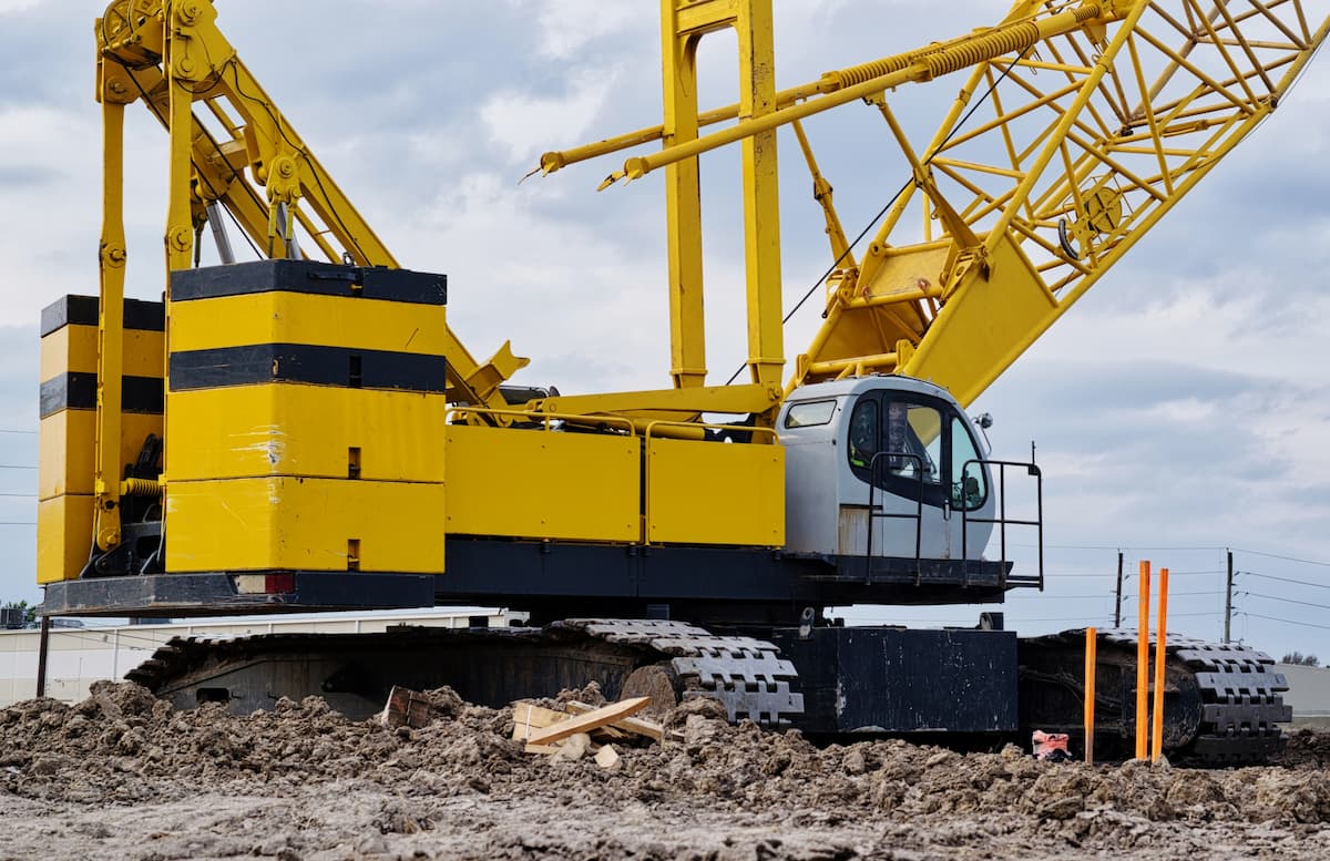 What are the benefits of crawler cranes?