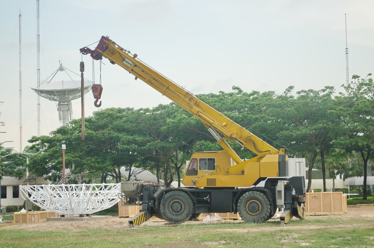 Best Applications for Rough Terrain Cranes